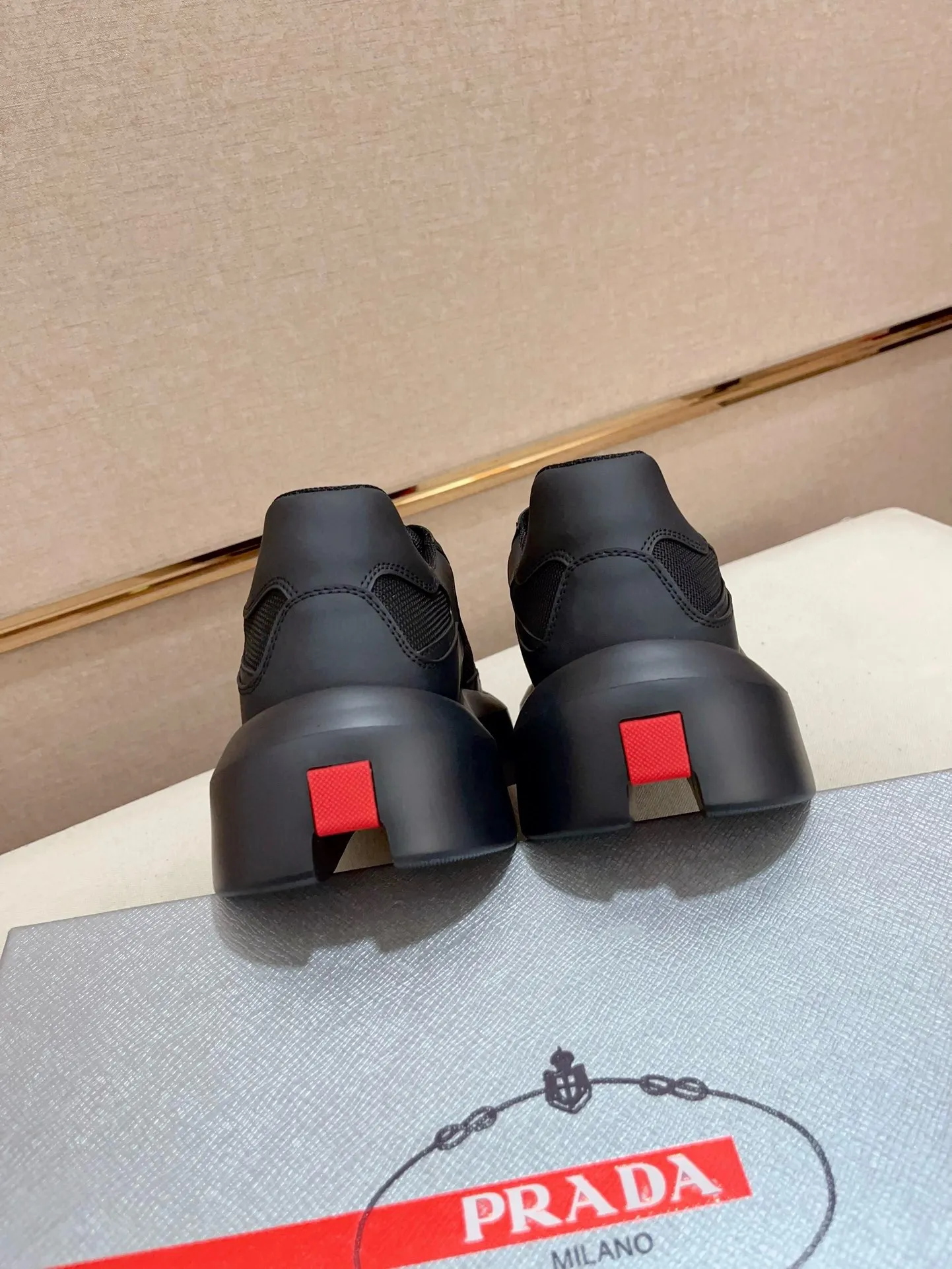 Factory price 620💰 ✔️✔️✔️Higher version High-quality new PRADA (Prada) counters are launched simultaneously. New men's shoes and 😘fabric are made of high-tech glue-spraying technology. Lining: Full cowhide lining. 👍🏿 High-end ☄️ air-cushion molded anti-slip rubber outsole, exquisite lines, simple and elegant, comfortable and high-end for leisure travel. Code number: 38 to 45 (can be customized to 46 to 47, non-refundable)